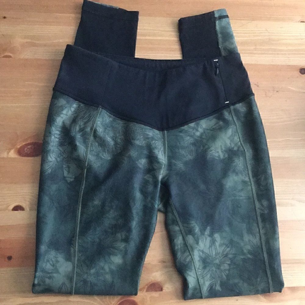 Green and black workout leggings - Picture 2 of 6